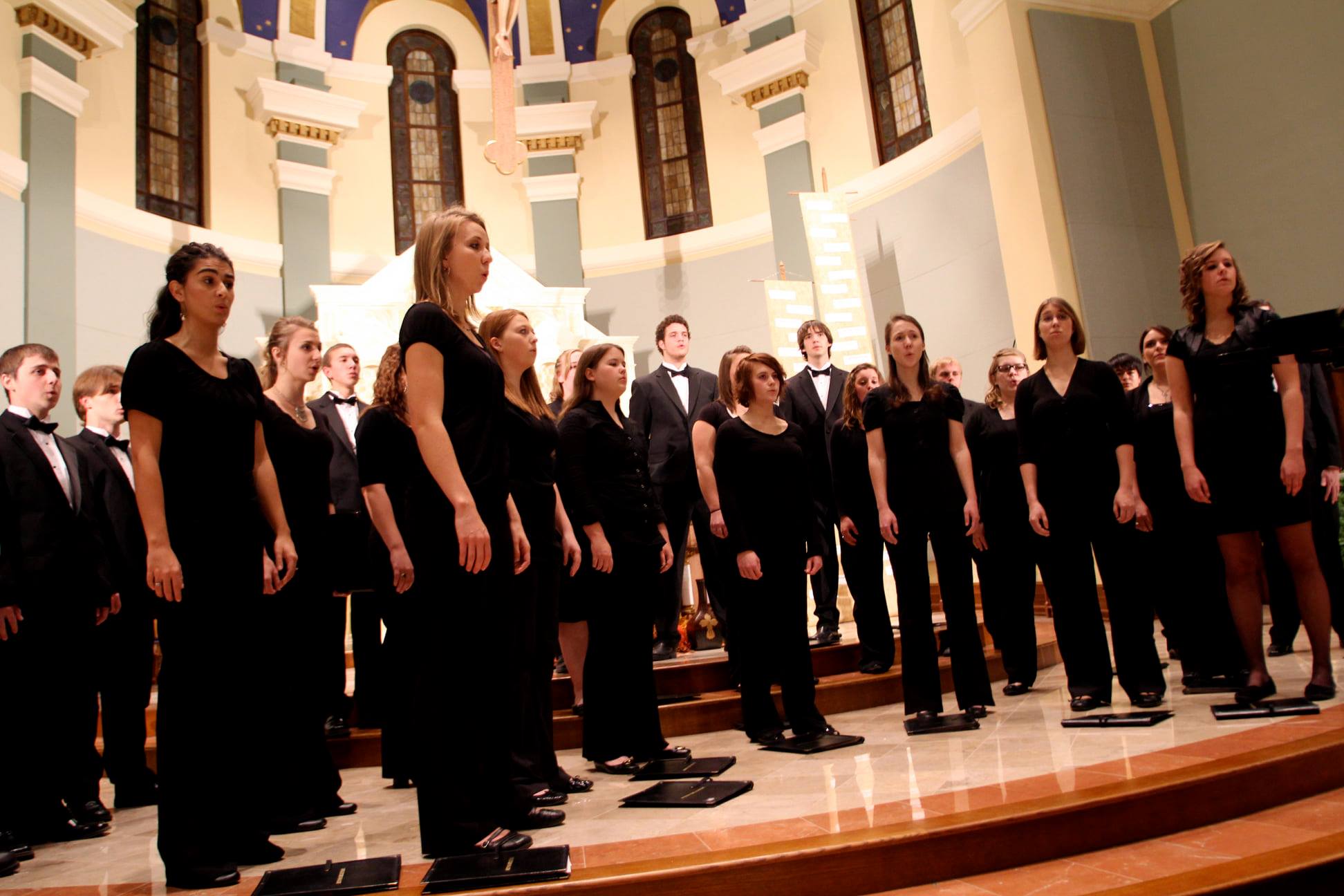 picture of the SMSU Chorale in performance