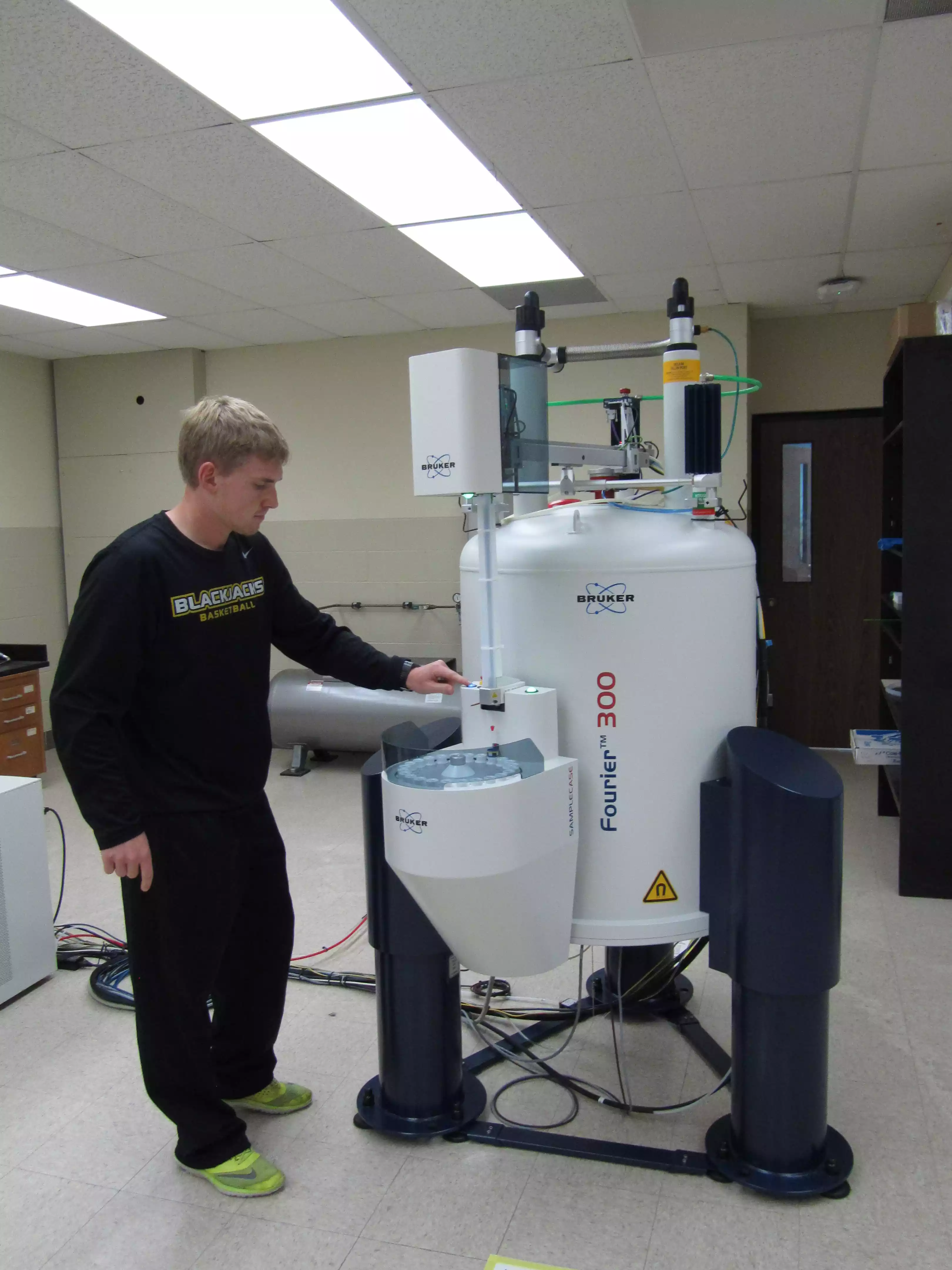 Students from our Organic Spectroscopic Analysis course load the NMR autosampler
