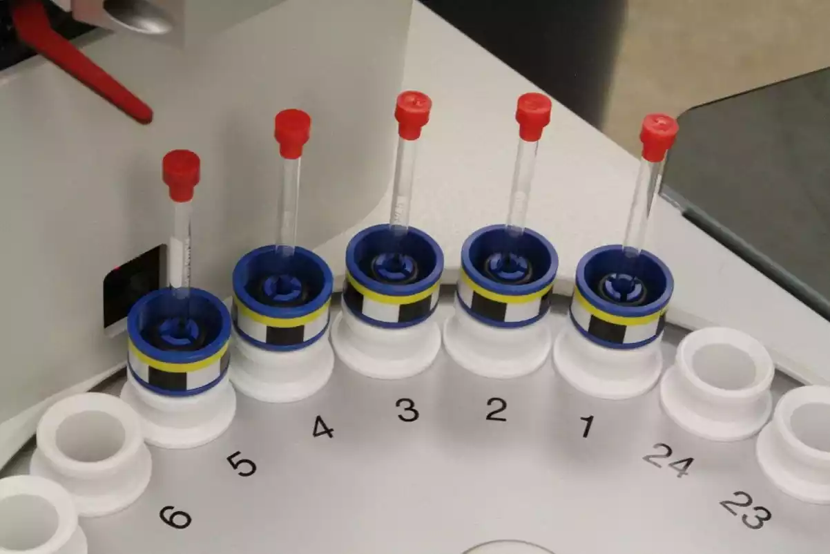 Students from our Organic Spectroscopic Analysis course load the NMR autosampler